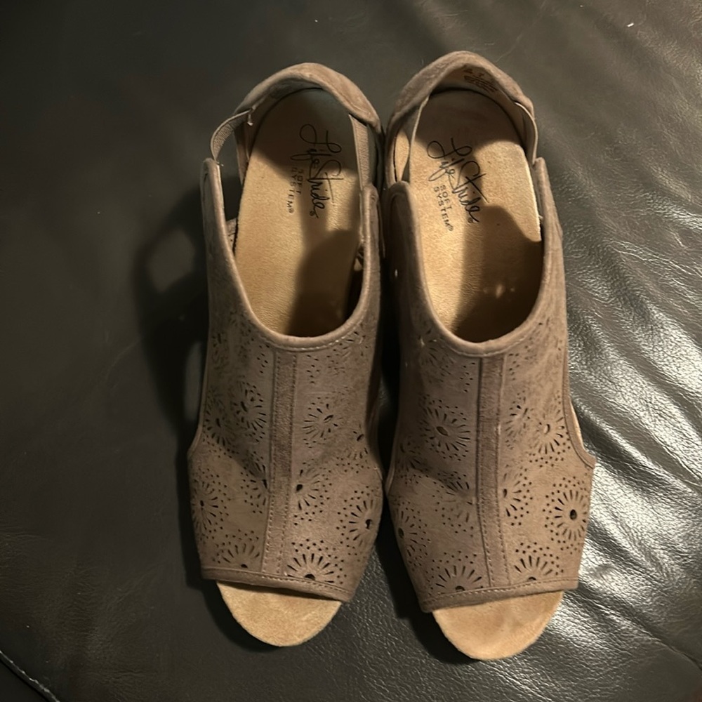LifeStride soft system beige wedges sandals